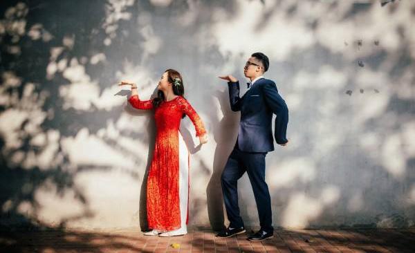 Cặp đôi diện giày thể thao nhảy hip-hop trong đám cưới, chụp bộ ảnh nhảy quanh Hà Nội Cặp đôi diện giày thể thao nhảy hip-hop trong đám cưới, chụp bộ ảnh nhảy quanh Hà Nội